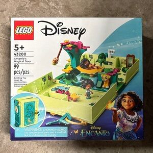 LEGO Disney Magical Adventure Set with Green and Yellow